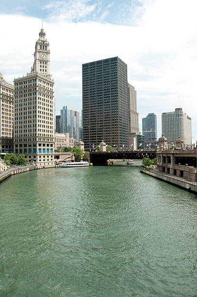 río chicago - american flag architectural feature architecture chicago fotografías e imágenes de stock