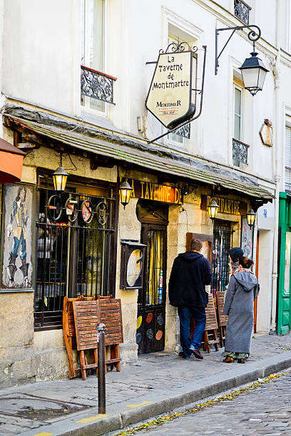 la taverne de montmartre, paris, france - restaurant editorial entrance menu photos et images de collection