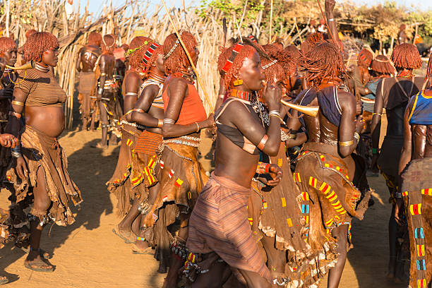 bull saltare cerimonia - dancing africa ethiopian culture ethiopia foto e immagini stock