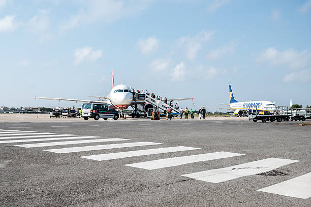 personnes embarquer dans un avion de brindisi, italie - brindisi photos et images de collection