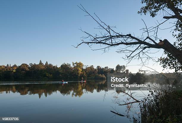 Caiaque E Standup Paddle No Rio - Fotografias de stock e mais imagens de Rio American - Rio American, Sacramento - Norte da Califórnia, Ao Ar Livre