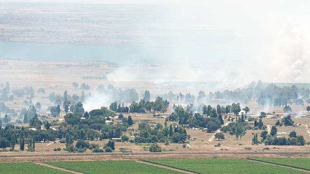 lourd combat dans la ville de syrie al qunaytirah sur plateau du golan - al qunaytirah photos et images de collection