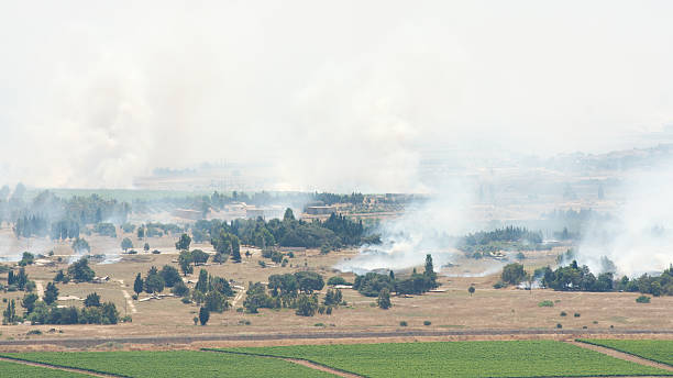 po artillery pożaru w syrii al qunaytirah na wzgórza golan - qunaitira zdjęcia i obrazy z banku zdjęć