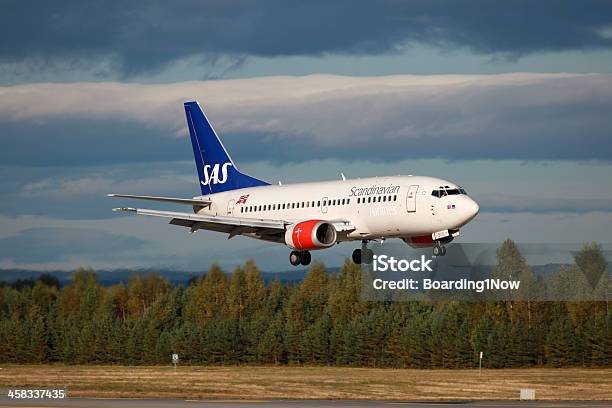 Sas Scandinavian Airlines Boeing 737500 Foto de stock y más banco de imágenes de Acercarse - Acercarse, Aeropuerto, Aterrizar