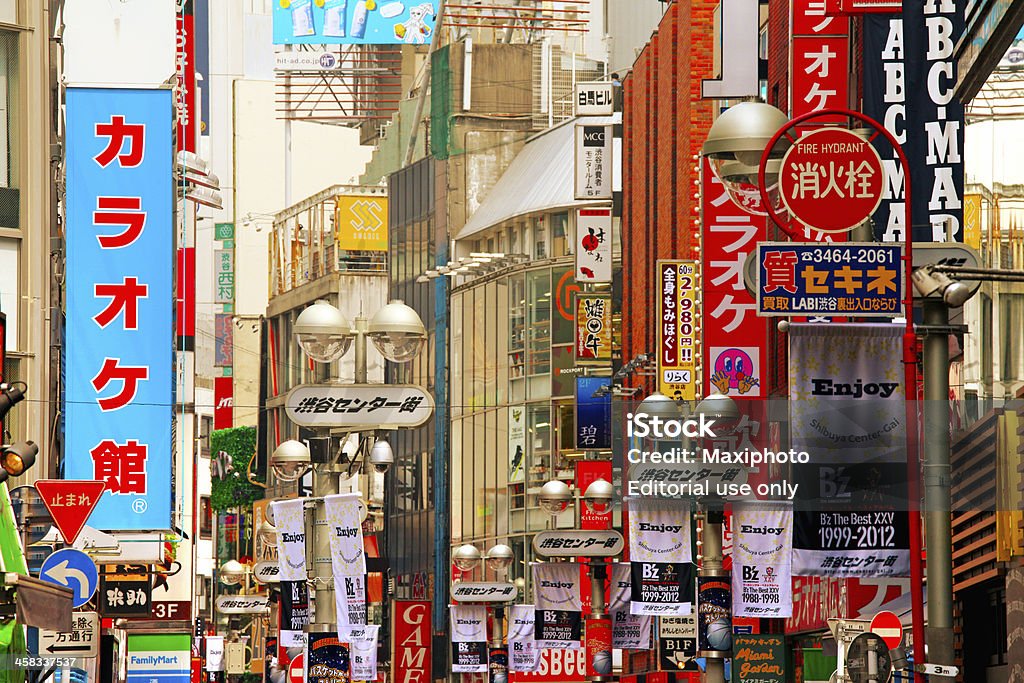 Tokyo Straßen mit Zeichen und bunte Lichter - Lizenzfrei Asiatische Kultur Stock-Foto