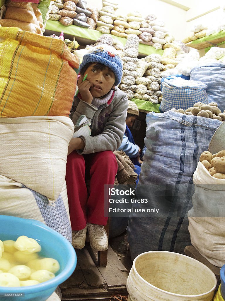 Shopkeeper vendant du marché pommes de terre au Pérou - Photo de Adulte libre de droits