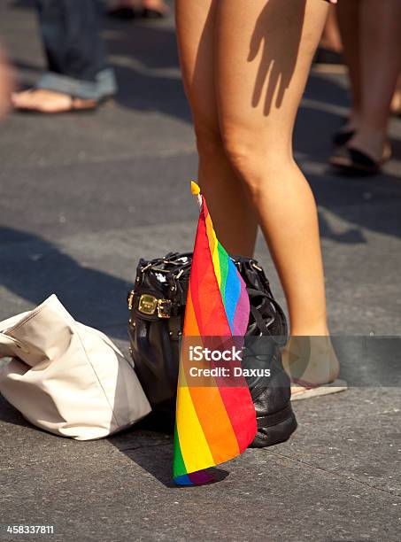 Foto de Bandeira Do Orgulho Gay e mais fotos de stock de Adulto - Adulto, Bandeira, Bandeira do arco-íris