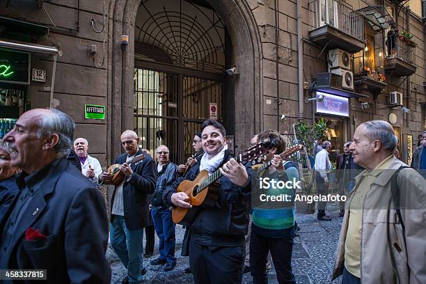 Músicos E Cantora Na Rua De Nápoles Itália - Fotografias de stock e mais imagens de Adulto - Adulto, Ao Ar Livre, Arte, Cultura e Espetáculo