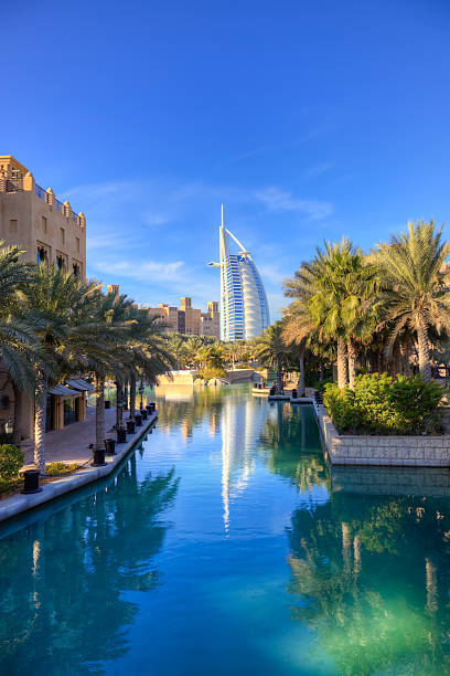 madinat jumeira y burj al arab - madinat jumeirah hotel fotografías e imágenes de stock