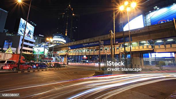Światło Trasy Na Asoke Skrzyżowania W Nocy - zdjęcia stockowe i więcej obrazów Architektura - Architektura, Azja, BTS Skytrain