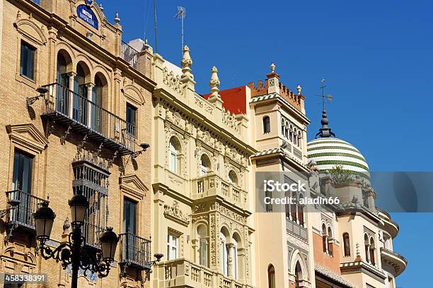 Centrum Sewilli W Lecie - zdjęcia stockowe i więcej obrazów Andaluzja - Andaluzja, Architektura, Balkon