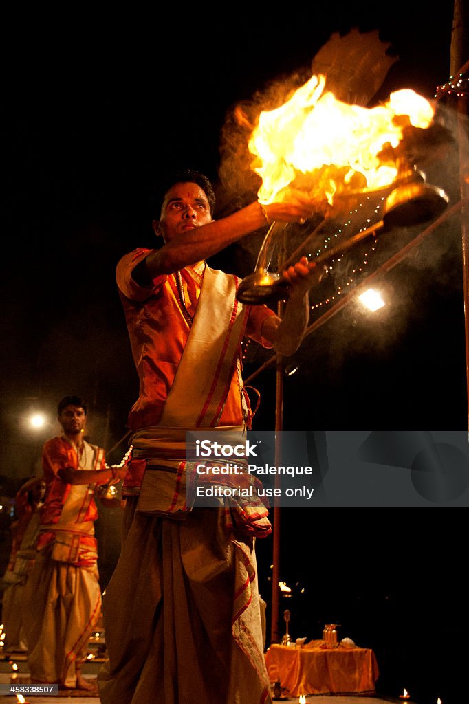 Prete esecuzione di religione indù Ganga Aarti cerimonia puja (fuoco - Foto stock royalty-free di Adulto