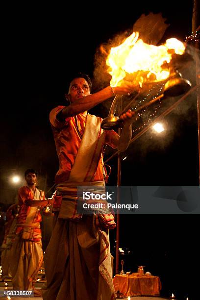 Prete Esecuzione Di Religione Indù Ganga Aarti Cerimonia Puja Fuoco - Fotografie stock e altre immagini di Adulto