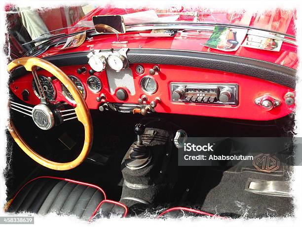 Aperto Rosso Mg Due Posti Auto Sportive - Fotografie stock e altre immagini di 1940-1949 - 1940-1949, Antico - Vecchio stile, Auto convertibile