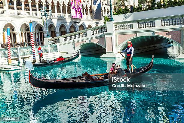 Gôndola Com Turistas Em Frente Ao Hotel Venetian Resort - Fotografias de stock e mais imagens de Adulto