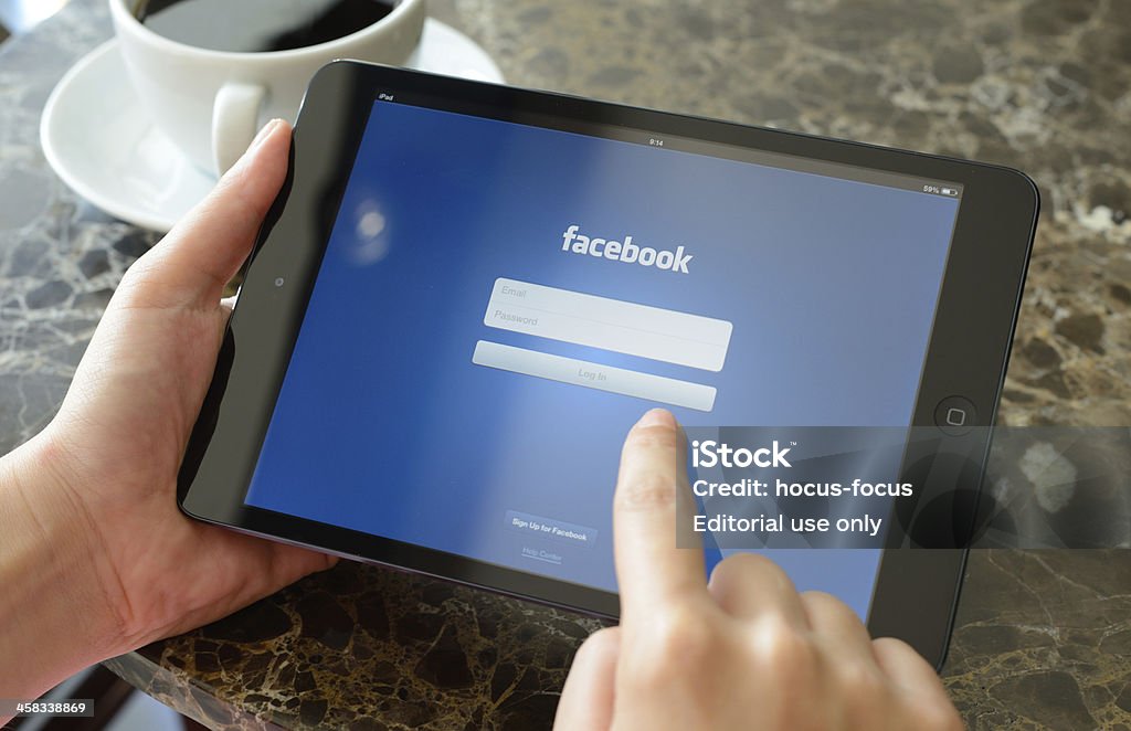 Facebook auf iPad-Mini - Lizenzfrei Berühren Stock-Foto
