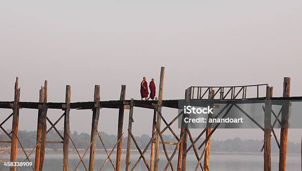 Foto de Dois Budistas Sobre A Ponte U Bein e mais fotos de stock de Arcaico - Arcaico, Arquitetura, Budismo