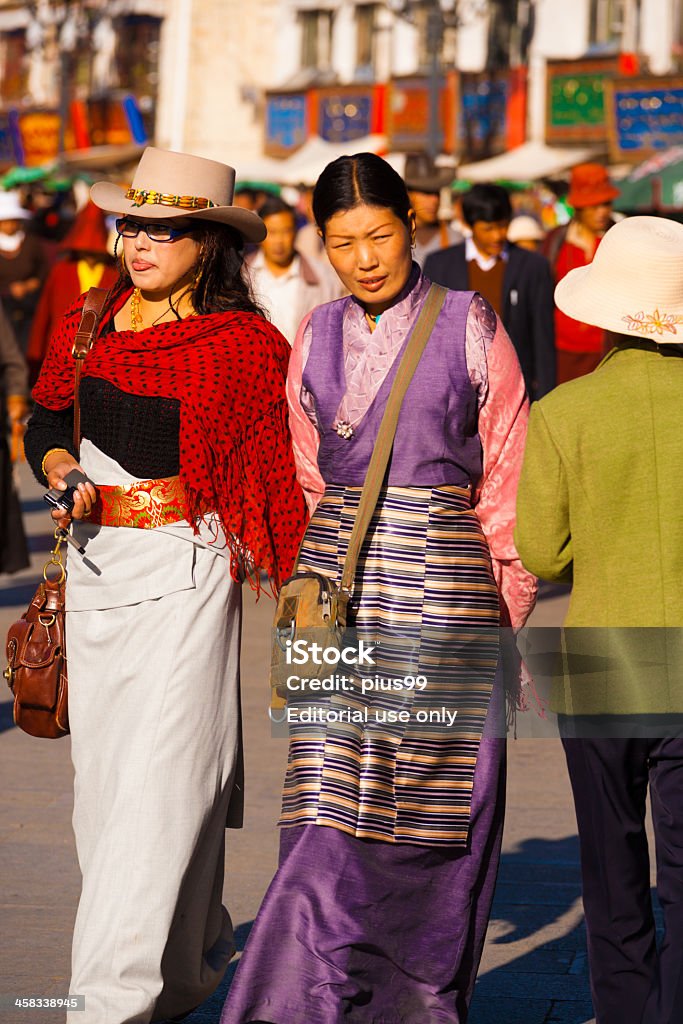Хорошо одетый Тибетский женщин Barkhor ходьба - Стоковые фото Circumambulation роялти-фри