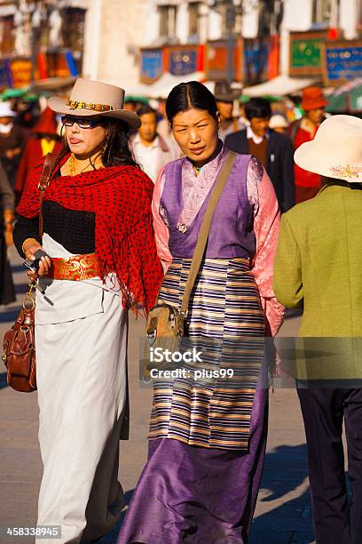 Хорошо Одетый Тибетский Женщин Barkhor Ходьба — стоковые фотографии и другие картинки Circumambulation - Circumambulation, Азиатская культура, Азиатского и индийского происхождения