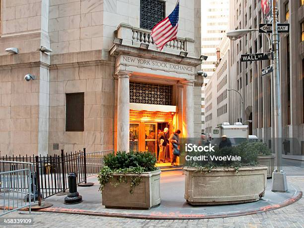 Foto de Bolsa De Valores De Nova Iorque Na Noite Lado De Porta e mais fotos de stock de Bolsa de Valores de Nova York