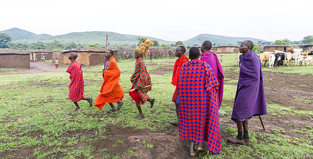 afryki taniec masai osób - masai africa dancing african culture zdjęcia i obrazy z banku zdjęć