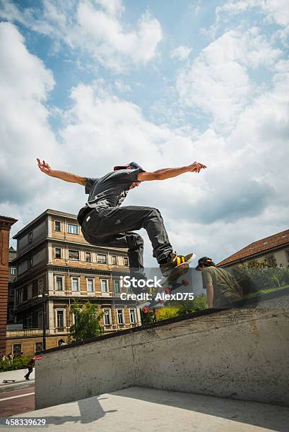 Skatista Em Turim - Fotografias de stock e mais imagens de Adolescente - Adolescente, Adolescência, Ao Ar Livre