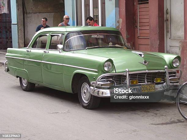 Vecchia Auto Americana Holguín Cuba - Fotografie stock e altre immagini di Adulto - Adulto, Adulto in età matura, Ambientazione esterna