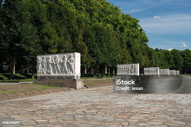 Photo libre de droit de Statue Des Soldats Russes De Treptower Park Berlin Allemagne banque d'images et plus d'images libres de droit de Acier