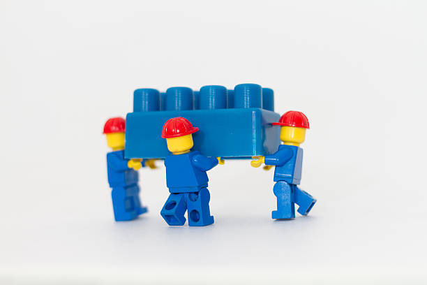teamwork (teamarbeit) - lego figurine men isolated stock-fotos und bilder