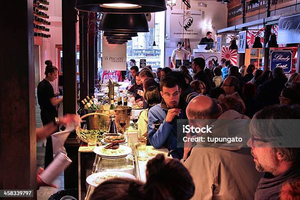 Madridmercato Di San Miguel - Fotografie stock e altre immagini di Affollato - Affollato, Ristorante, Bar