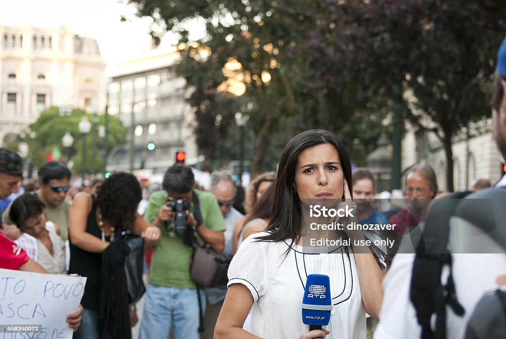 Protesto contra o Governo de impostos e em cortes orçamentais ergue - Foto de stock de Jornalista royalty-free