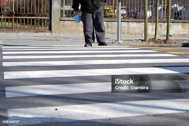 Crosswalks - Fotografie stock e altre immagini di Adulto - Adulto, Ambientazione esterna, Attraversamento pedonale - Tracciatura stradale