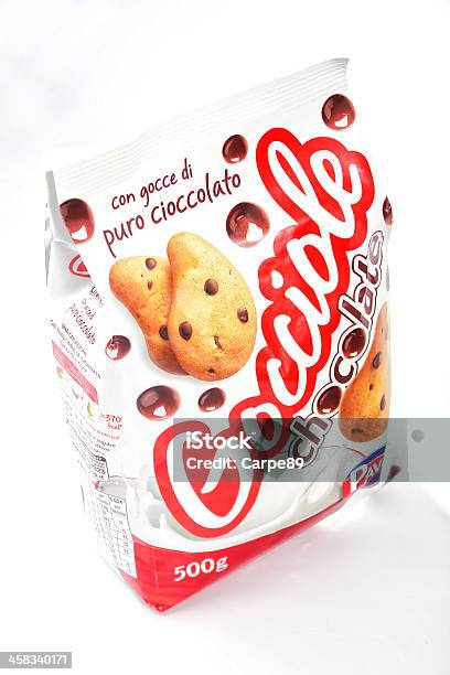Gocciole Pavesi Su Sfondo Bianco - Fotografie stock e altre immagini di Biscotto con gocce di cioccolato - Biscotto con gocce di cioccolato, Biscotto secco, Catasta