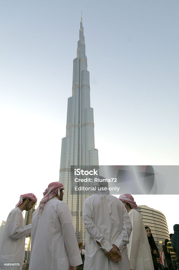 Arabi sotto il Burj Khalifa - Foto stock royalty-free di Affari