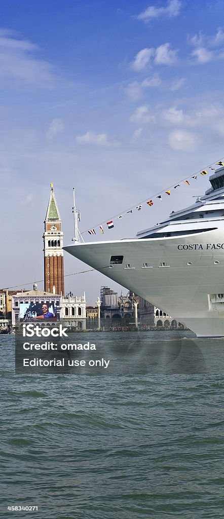 Enorme crociera nave a Venezia, Italia - Foto stock royalty-free di Abitacolo