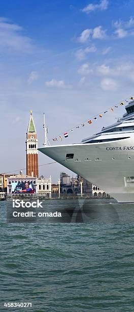 Enorme Crociera Nave A Venezia Italia - Fotografie stock e altre immagini di Abitacolo - Abitacolo, Albero di bompresso, Balcone