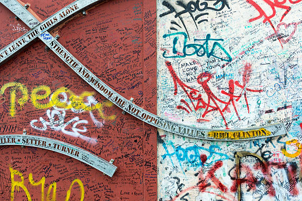 peace wand in belfast - falsche malerei wände stock-fotos und bilder