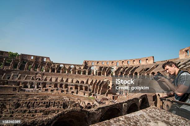 Photo libre de droit de Touristes Au Colisée Rome Italie banque d'images et plus d'images libres de droit de Adulte - Adulte, Amphithéâtre, Antiquité romaine