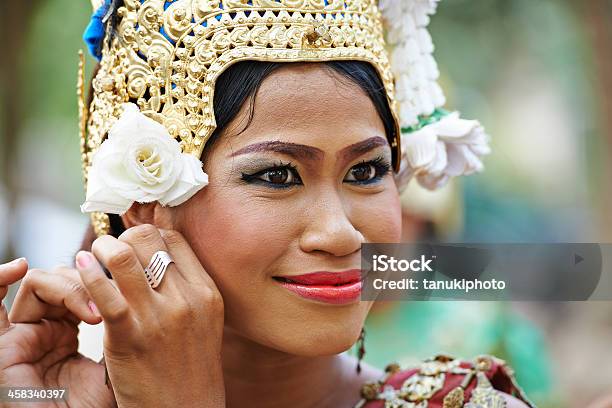Cambojano Dançarina Apsara - Fotografias de stock e mais imagens de Adulto - Adulto, Ao Ar Livre, Apsara