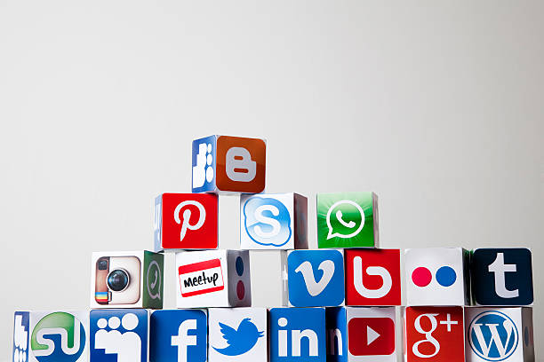 social-media-würfel - google blog social networking symbol stock-fotos und bilder