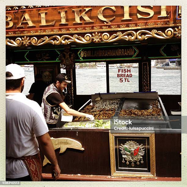 Mann Kochen Fisch In Eminonu Istanbul Türkei Stockfoto und mehr Bilder von Autokorrekturfilter - Autokorrekturfilter, Bilderrahmen, Eminonu-Viertel