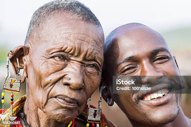 African Masai Vecchio Cataratta Donna E Il Sole Sono In Posa - Fotografie stock e altre immagini di Adulto