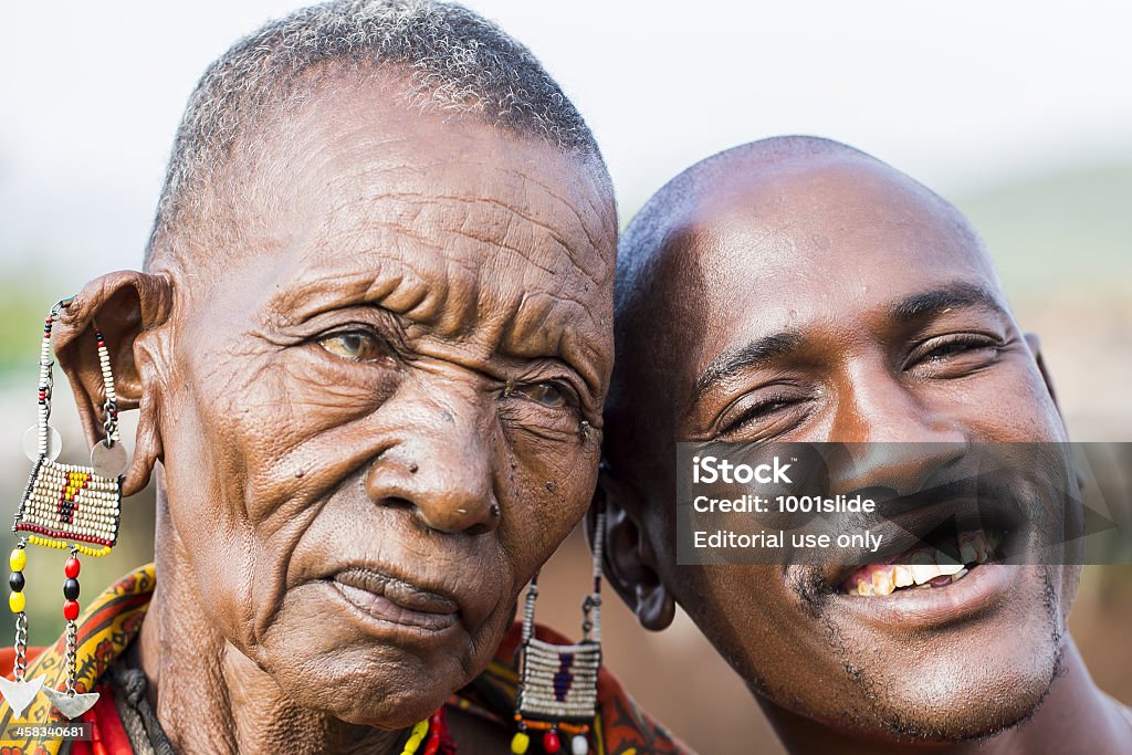 African masai stary Katarakta kobieta i jej sun są Upozowując - Zbiór zdjęć royalty-free (Afryka)