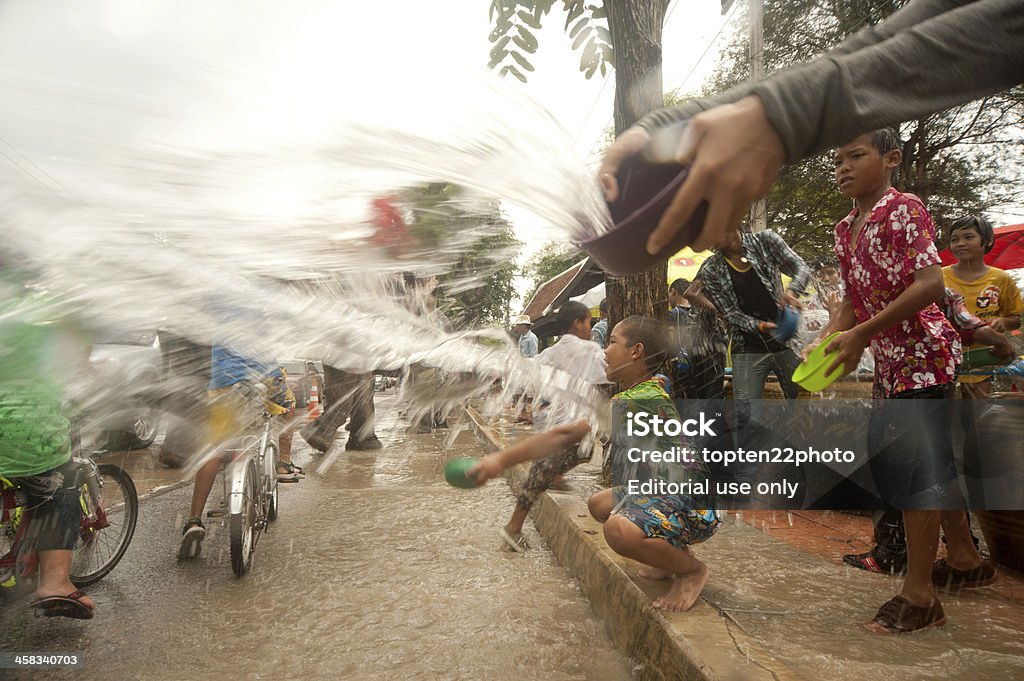 Thai povos água respinga em Songkran dia. - Foto de stock de Adulto royalty-free