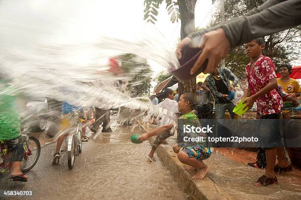 Foto de Thai Povos Água Respinga Em Songkran Dia e mais fotos de stock de Adulto - Adulto, Andar, Ano Novo budista