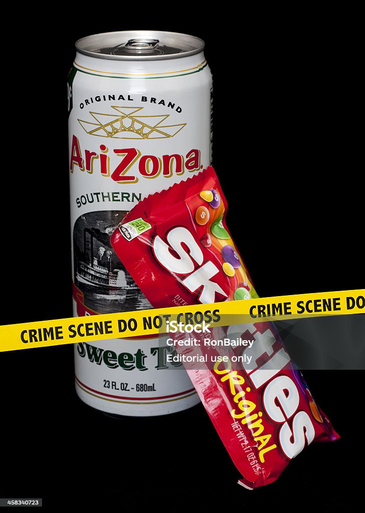 Bolos y Arizona, té helado escena del crimen - Foto de stock de Caramelos Skittles libre de derechos