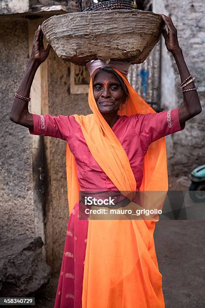 Foto de Indian Mulher Carregando Água Rajasthan e mais fotos de stock de 40-49 anos - 40-49 anos, Adulto, Adulto maduro