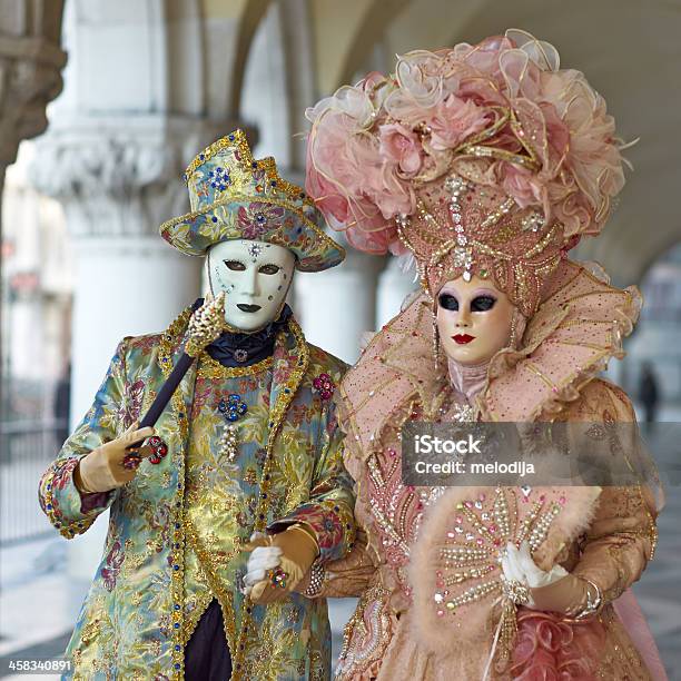 Máscara Veneziana Participa Carnaval De Veneza - Fotografias de stock e mais imagens de Carnaval de Veneza - Carnaval de Veneza, Cultura Italiana, Culturas