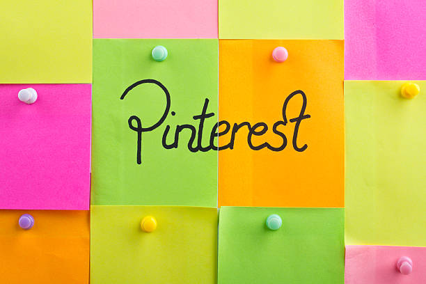 pinterest - pinterest bulletin board pinning adhesive note стоковые фото и изображения