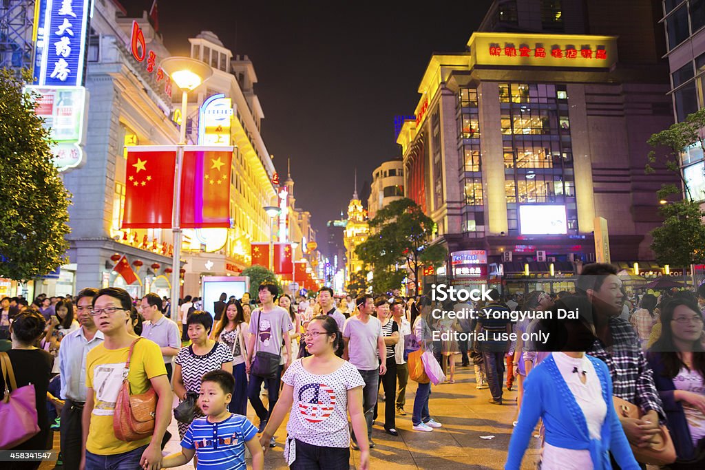 Rua de compras de Xangai à noite - Foto de stock de Andar royalty-free